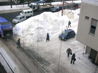 まっすぐ歩けない歩道