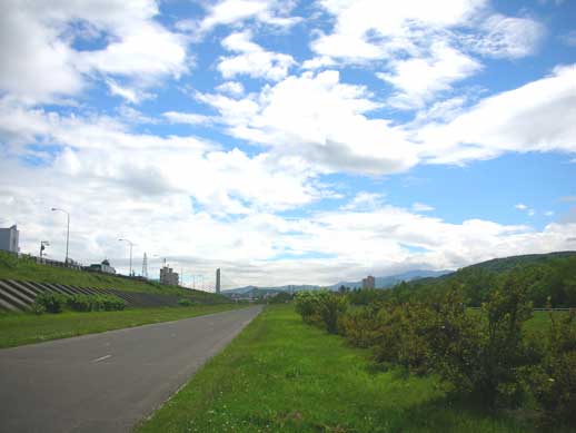 風景はいいけど向かい風にやられて休憩中です